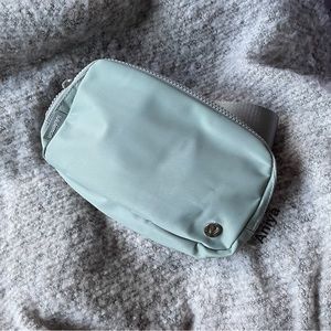 Lululemon Everywhere Belt Bag Silver Drop
